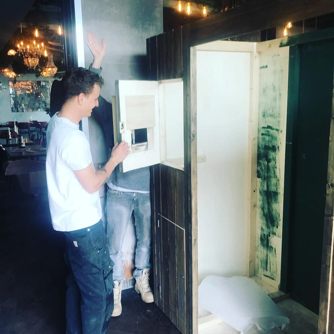 Montage van een houten photobooth in de werkplaats van Jongens van de Photobooth